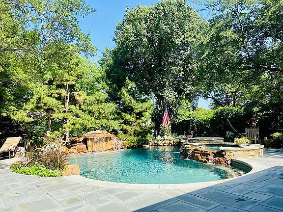 2nd image of 305 Stonebridge Dr