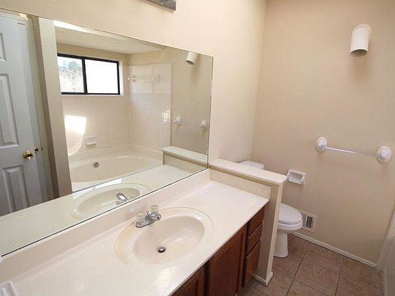 3rd image of 6470 Eastbriar Dr