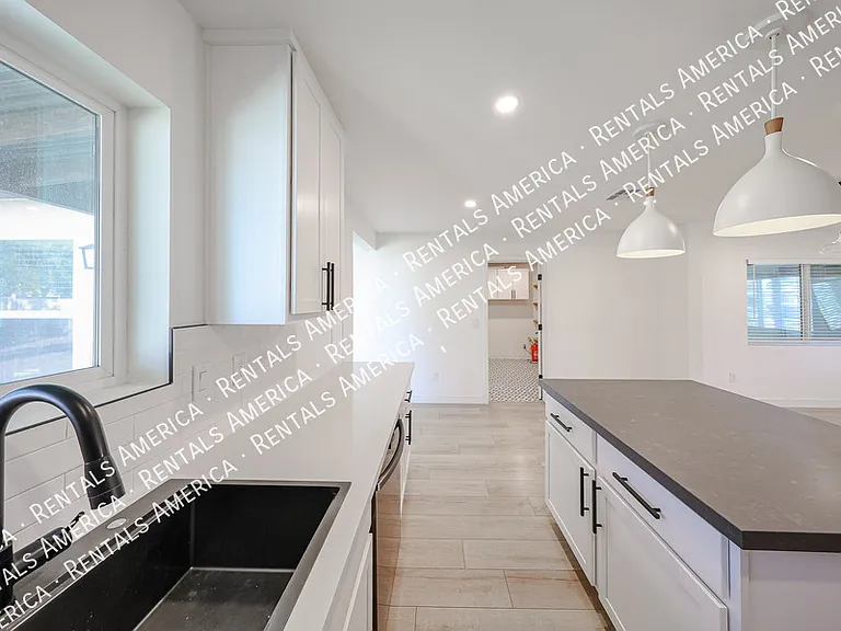 1909 E Indianola Ave — Photo 14