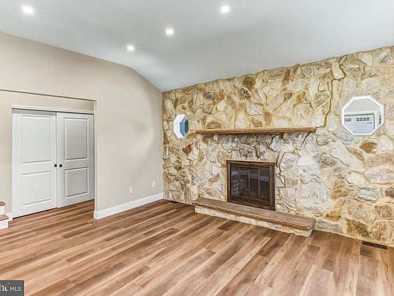3rd image of 124 Whitman Dr