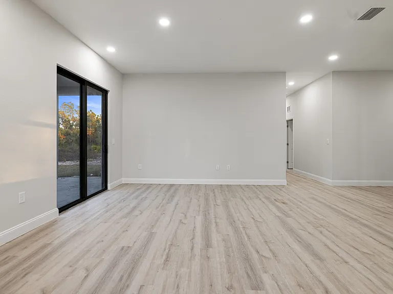 941 Elgin St — Photo 6