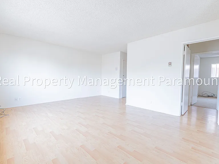 540 W Queen Street — Photo 19