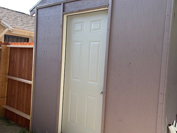 3rd image of 1042 E Rialto Ave