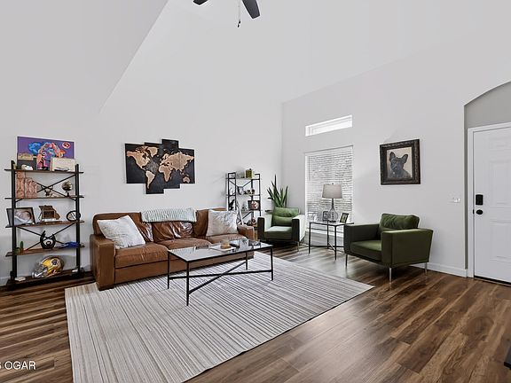 4th image of 209 Hardy St
