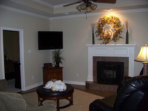 Living room with pan ceiling