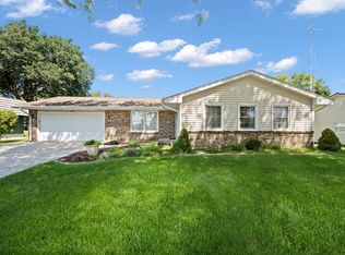 669 Emmert Dr, Sycamore, IL 60178