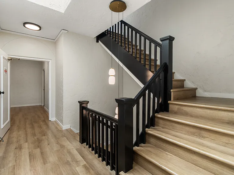 1827 E 4th St #18 — Photo 33