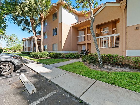 3rd image of 832 NW 92nd Avenue