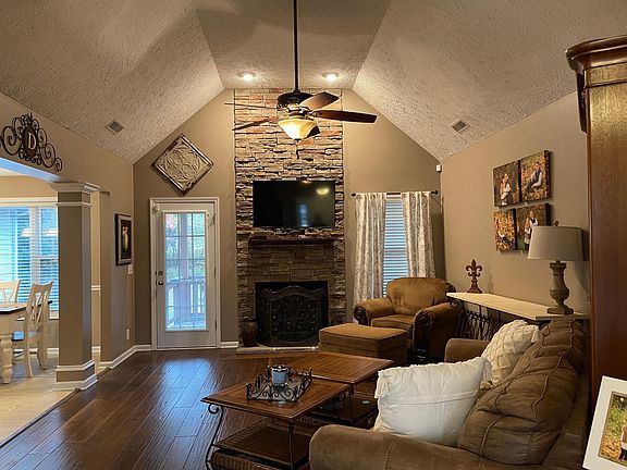 3rd image of 716 W Accipiter Cir
