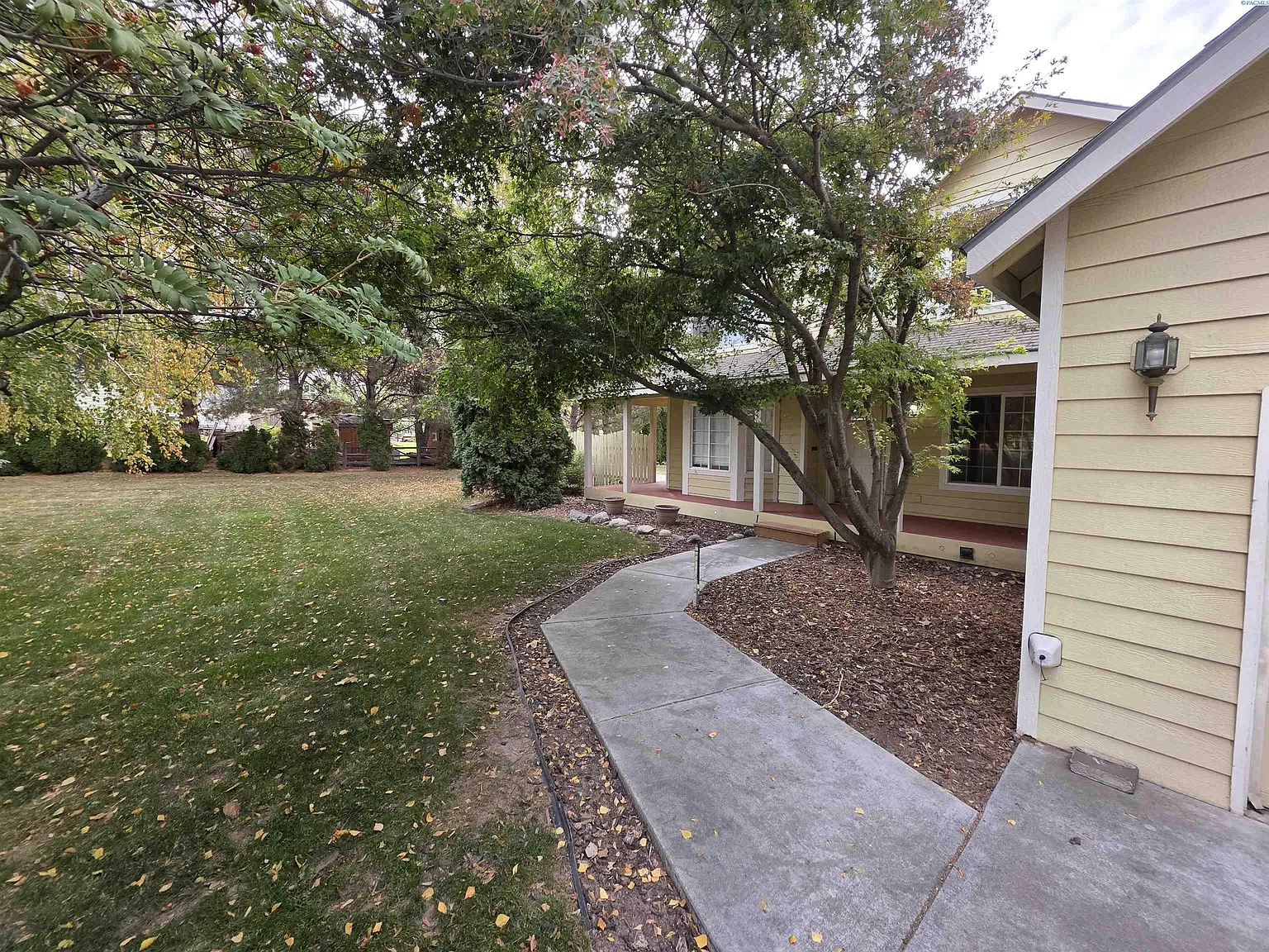 3 bed, 2.5 bath, 1955 sqft, $2,595 — Photo 2