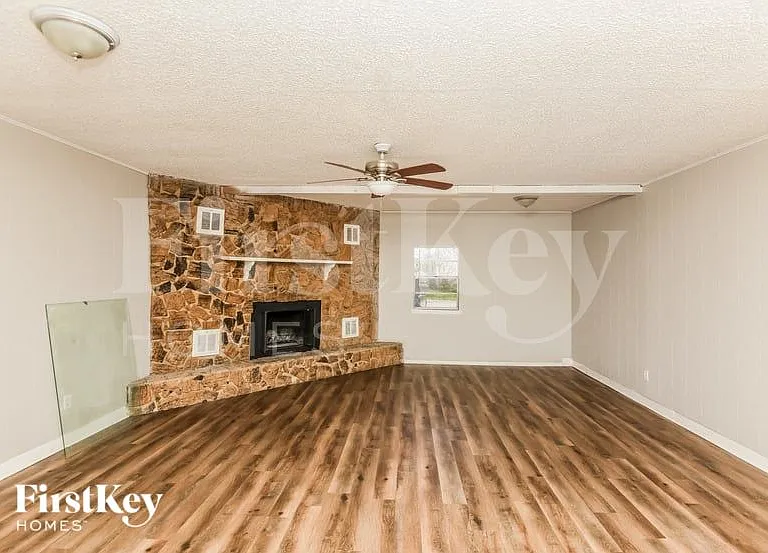 244 E Malone Ave — Photo 2