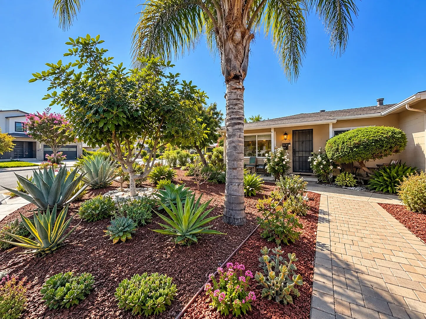 4 bed, 1300 sqft, $5,995 — Photo 1