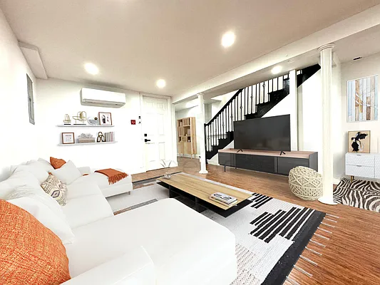 Rented by Pear NYC LLC | media 27