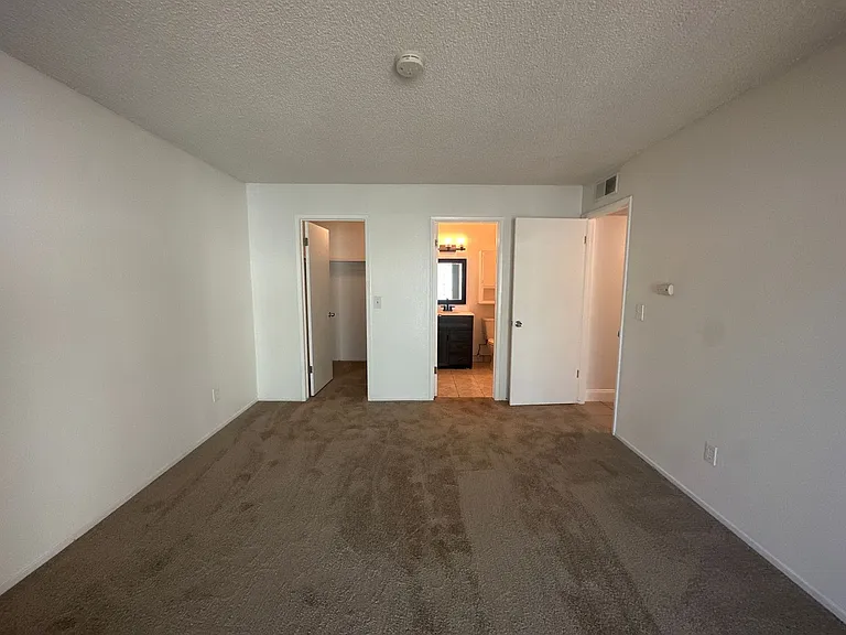 308 N Riverside Dr — Photo 16