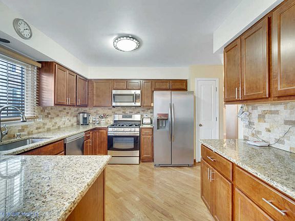 5th image of 865 Vernon Ct S