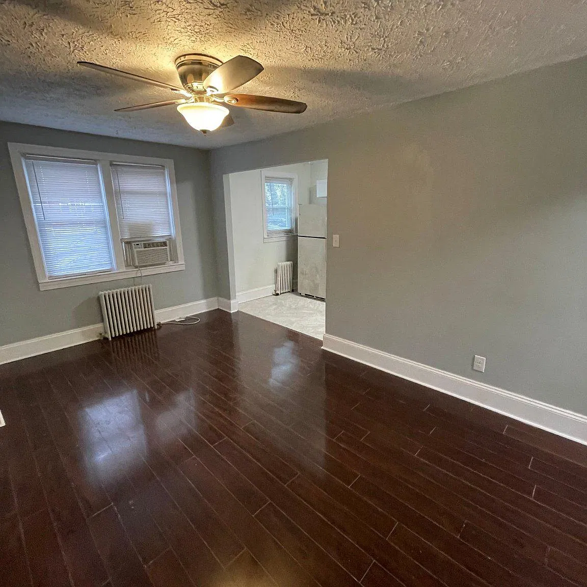 2 bed, 1.0 bath, 1496 sqft, $1,300 — Photo 3