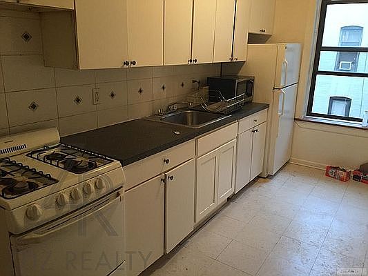 3rd image of 502 E 2nd St #Cc5