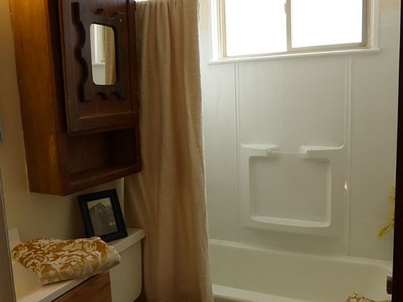 5th image of 815-835 N Davis St #827-4