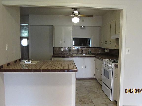 3rd image of 4924 Lovell Ave