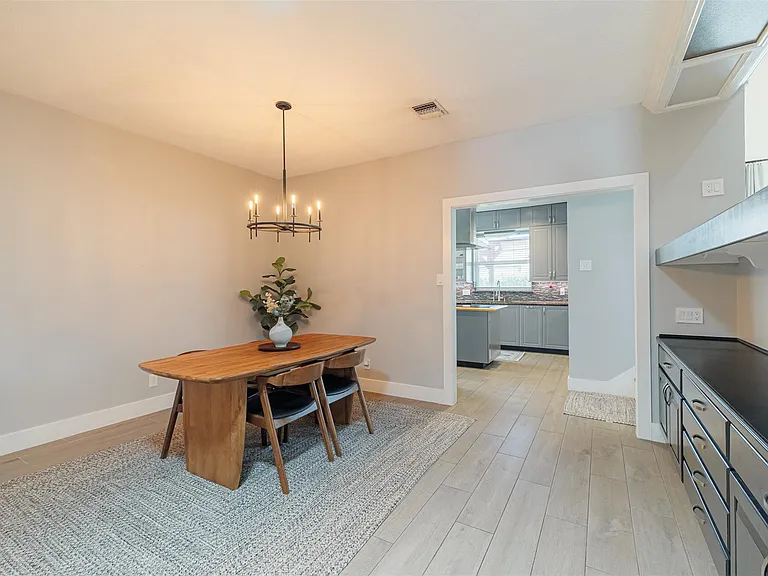 1319 Ambergate Dr — Photo 10