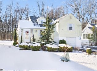 99 Beechwood Rd, Florham Park, NJ 07932