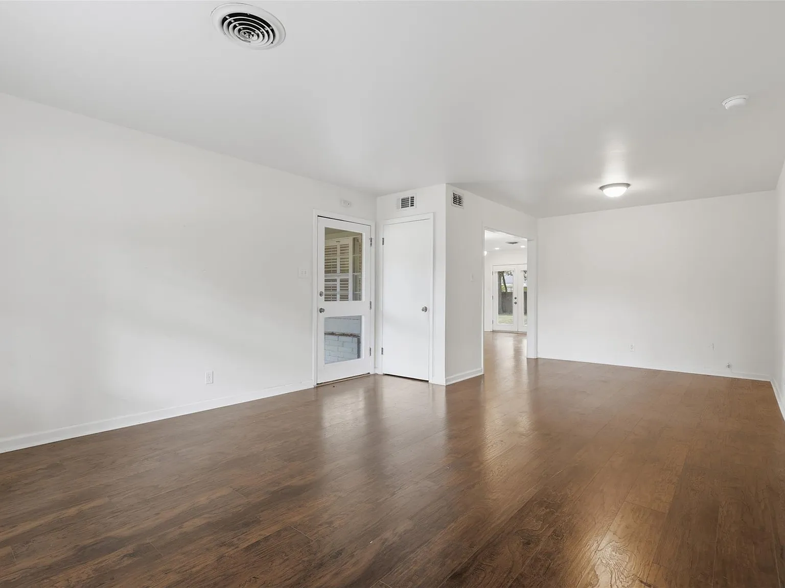 3 bed, 2.0 bath, 1480 sqft, $2,200 — Photo 2