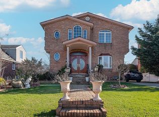 130 Nugent St, New Hyde Park, NY 11040