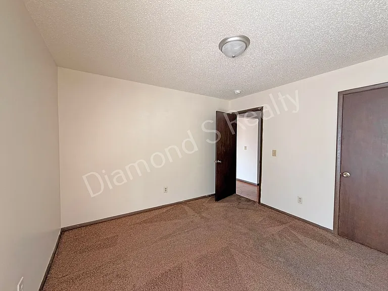 531 W State St — Photo 10