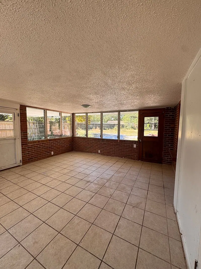 Freshly Painted 3-Bedroom Home for Rent in Toccoa, GA Sunroom & Large Private Backyard — Photo 3