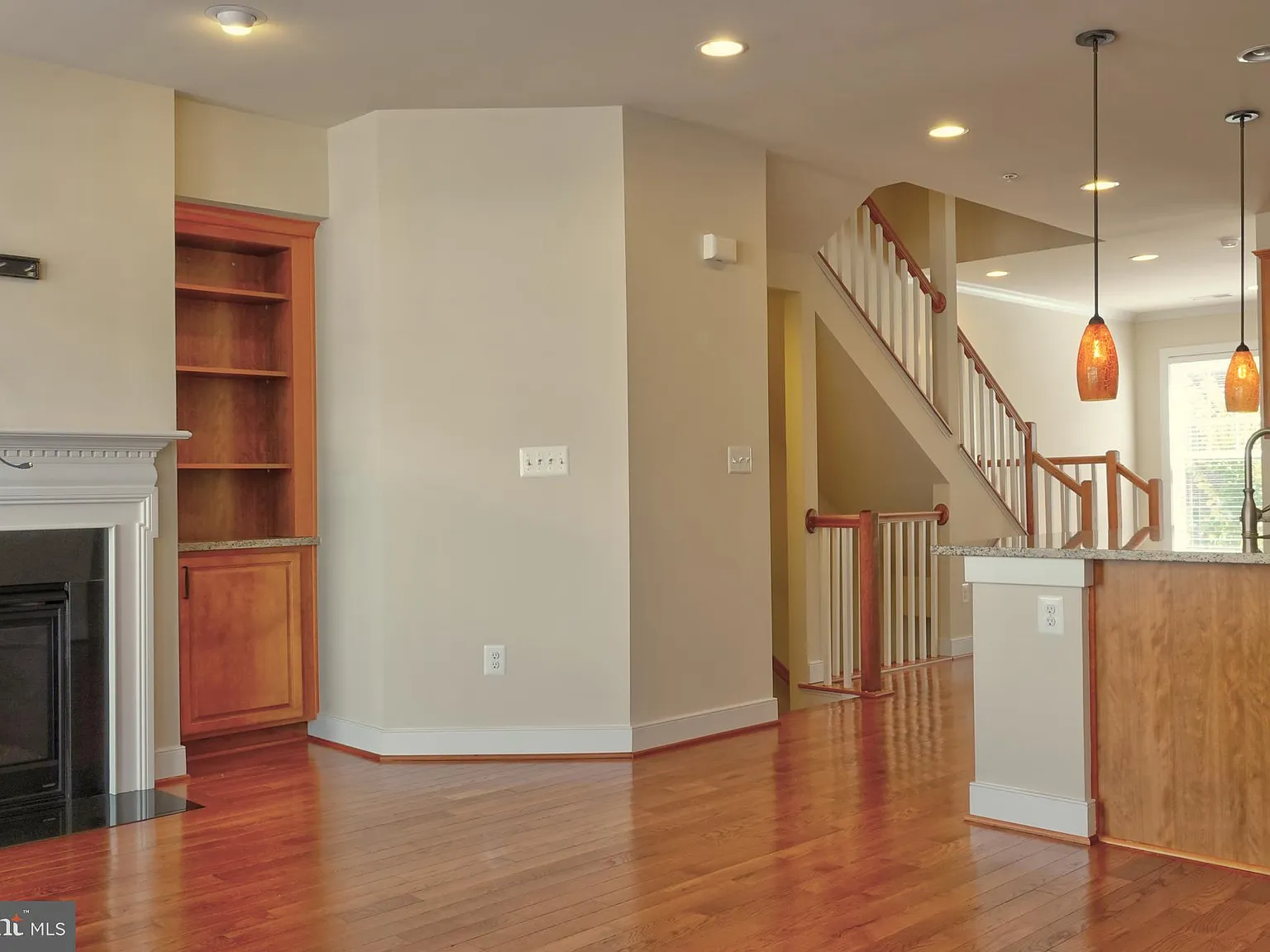 4 bed, 4.5 bath, 2040 sqft, $4,300 — Photo 2