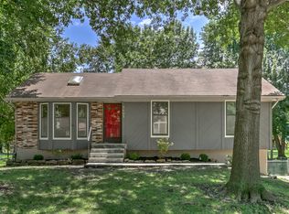8601 Linda Ln, Pleasant Valley, MO 64068