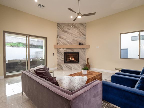 LIVING WITH GAS FIREPLACE