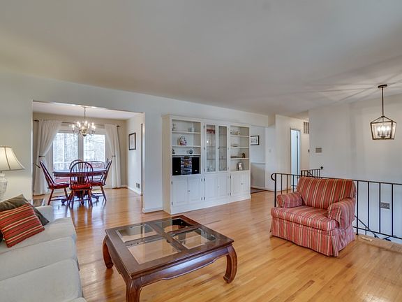 4th image of 14925 Jaslow St
