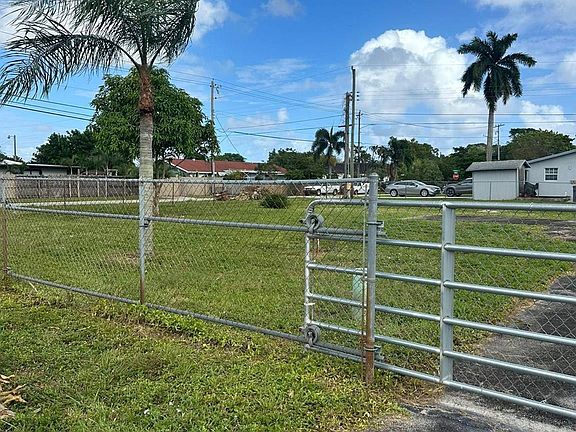 4th image of 1600 Breezy Lane