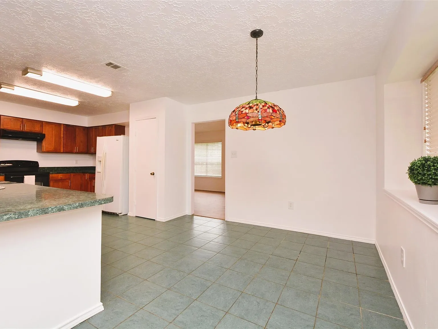 3 bed, 2.0 bath, 2001 sqft, $2,000 — Photo 2