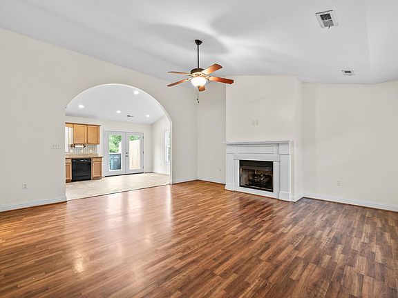 4th image of 301 Lakeview Dr