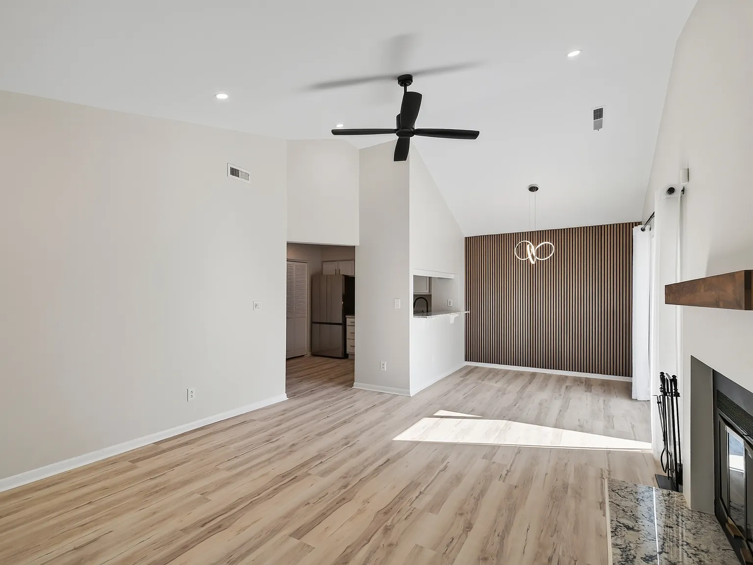 3 bed, 1050 sqft, $2,350 — Photo 3