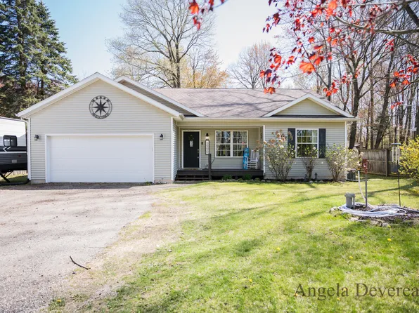 3990 E Shore Dr, Stanton, MI 48888