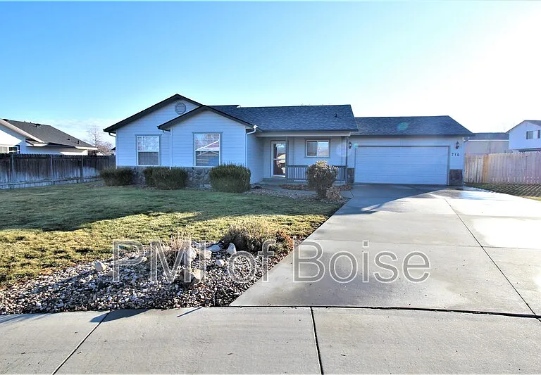 716 Kimberly Ct — Photo 1