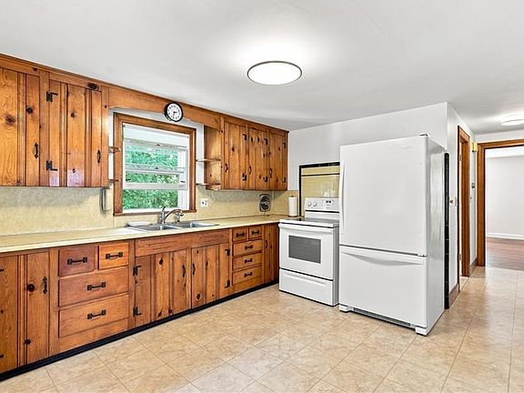 5th image of 12 Rollins Rd