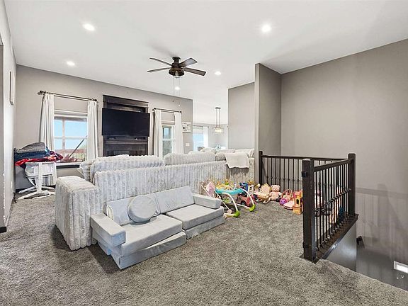 3rd image of 1821 Wenrose Dr NE