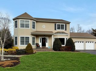 11 Abbey Creek Ct, East Islip, NY 11730
