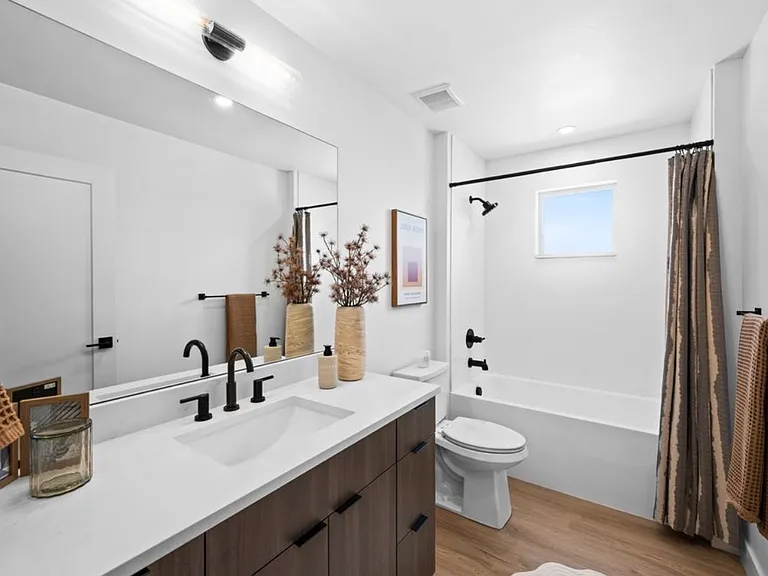 519 E Warnock Ave #B — Photo 11