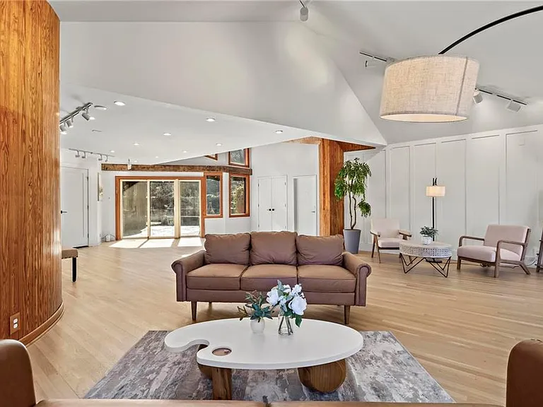 120 Laurel Dr NE — Photo 4