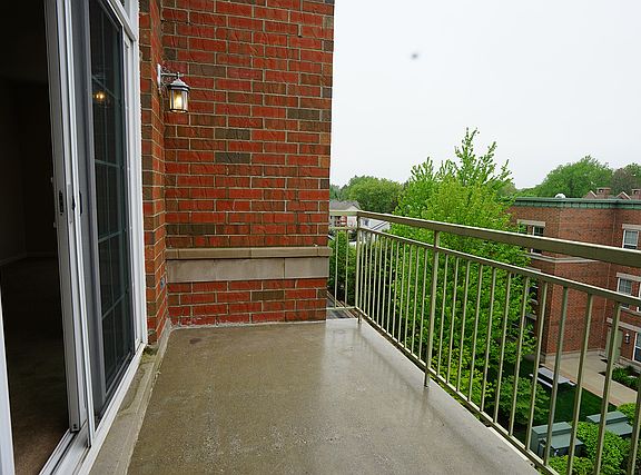 4th image of 132 W Johnson St Unit 401