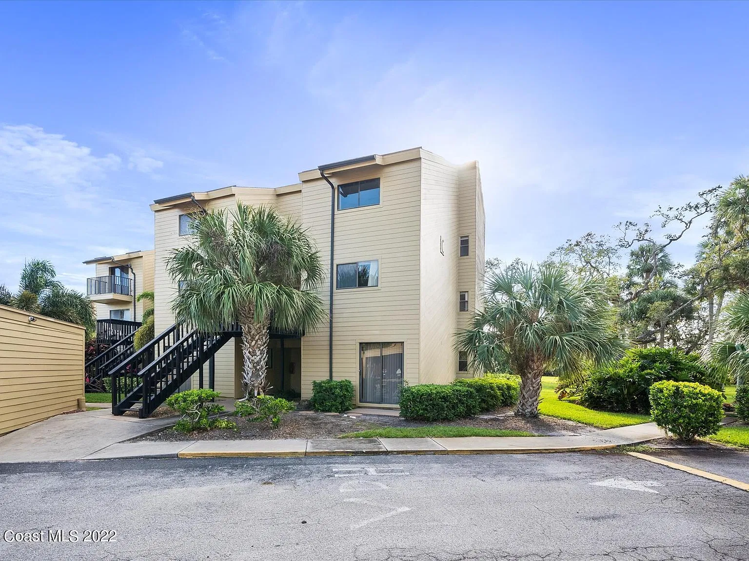 2 bed, 2.5 bath, 1566 sqft, $2,000 — Photo 2