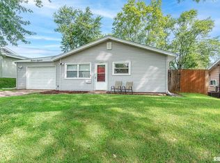 1318 W 38th Pl, Davenport, IA 52806