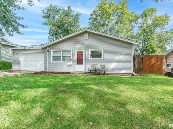 1318 W 38th Pl, Davenport, IA 52806