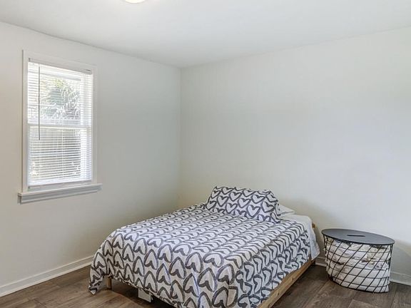 4th image of 4922 Newton Ave S