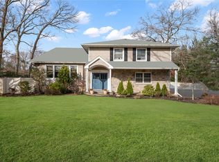 12 Hemingway Dr, Dix Hills, NY 11746